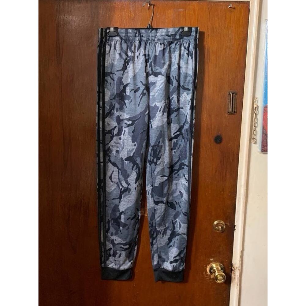 Adidas Boys Gray Camo Sweatpants Size Xl (16-18) black 3-stripes, elastic cuffs